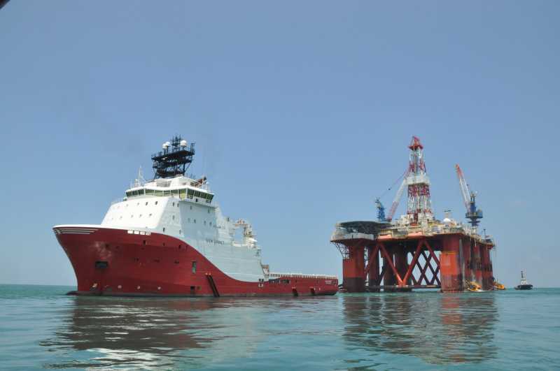 «Газпром нефть» начала транспортировку плавучей буровой установки на шельф Охотского моря